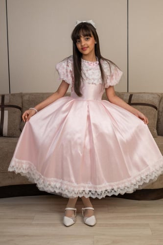 فستان بناتي وردي كلاسيكي بدانتيل ناعم ولمسة فاخرة