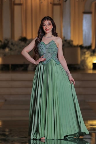 فستان سهرة أخضر زمردي مطرز بكريستالات لامعة وقصة ص...