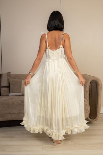 فستان سهرة أبيض بطبقات شيفون وانسيابية ناعمة