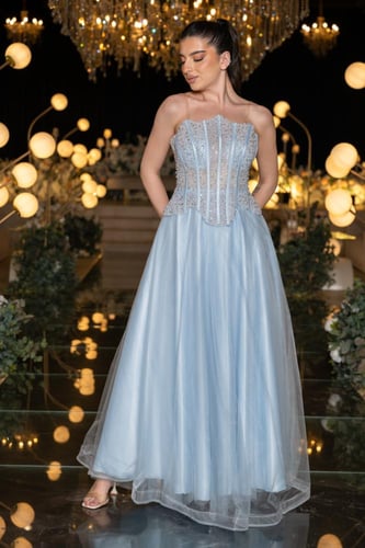 فستان سهرة أزرق سماوي بتصميم كورسيه مرصّع وتنورة ت...