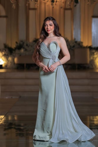 فستان سهرة أخضر فاتح بتصميم فاخر وتطريز كريستالي