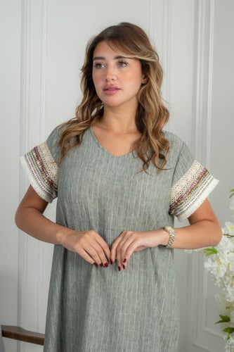 جلابية ناعمة بتصميم بسيط وحواف مزخرفة