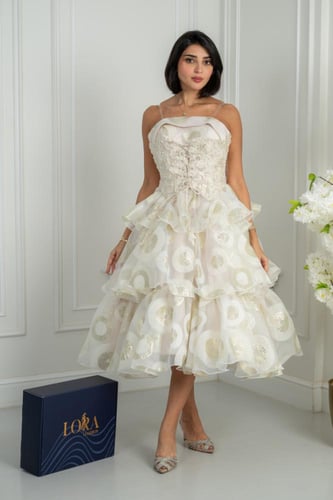 فستان أوف وايت أنيق بطبقات ناعمة