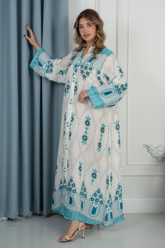 جلابية بيضاء بنقوش تركواز مستوحاة من الطابع التراث...