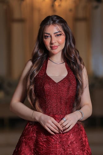 فستان سهرة أحمر مطرز بتصميم فاخر برقبة هالتر