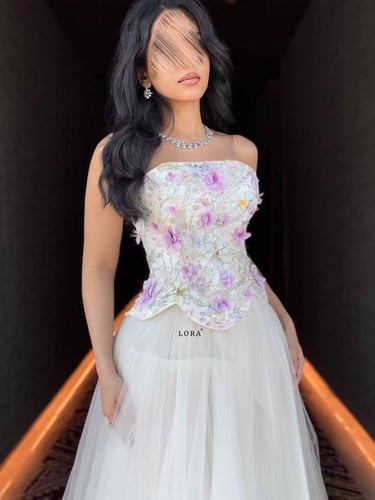 فستان لورا الأبيض المطرّز بالورود