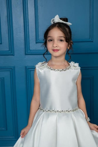 فستان بناتي أبيض منفوش بتطريز لؤلؤي ناعم حول الرقب...