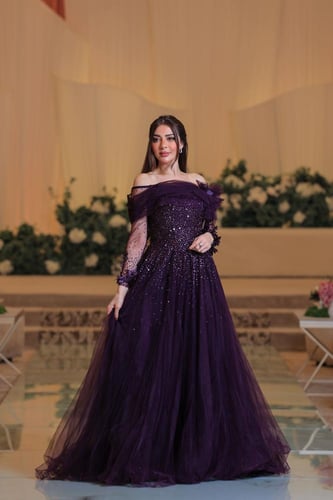 فستان سهرة بنفسجي منفوش بتصميم ملكي