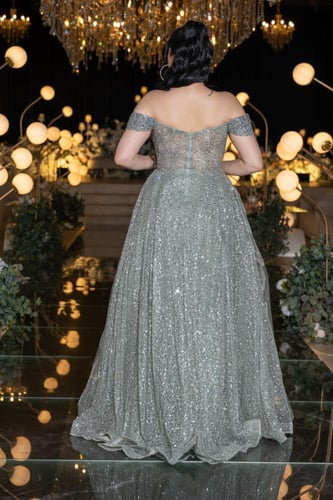 فستان سهرة فضي مطرز بترتر لامع وتنورة شفافة فاخرة