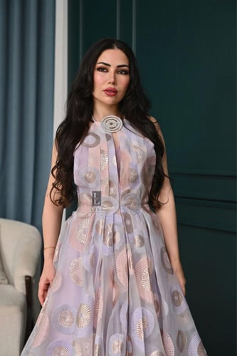 فستان راقي مزين بكسرات حول الصدر