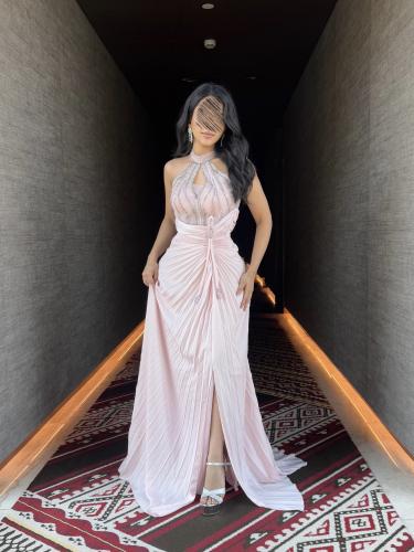 فستان لورا الوردي البليسيه الفاخر