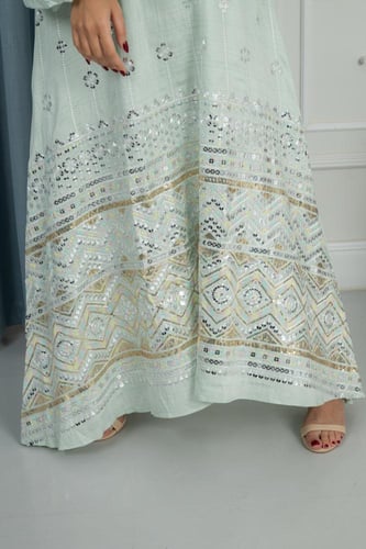 جلابية نسائية مطرزة بتصميم واسع وأكمام منفوخة