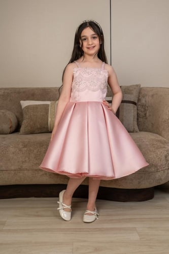 فستان بناتي وردي ساتان بقصة كلاسيكية أنيقة