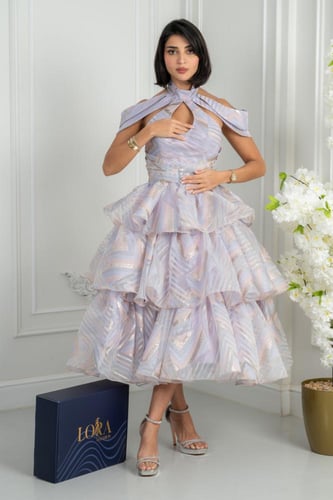 فستان موف أنيق بطبقات فاخرة وربطة عنق