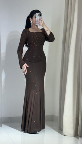 فستان طويل بتصميم أنيق وناعم