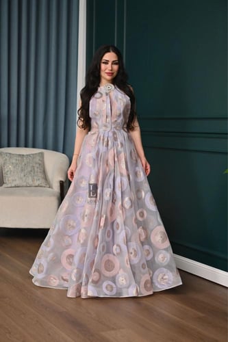 فستان راقي مزين بكسرات حول الصدر