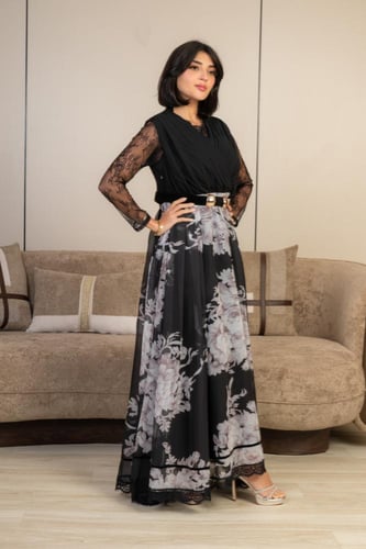 فستان طويل أسود بطبعات فضية فاخرة وحزام أنيق