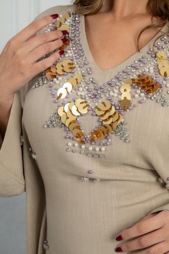 جلابية أنيقة بتطريز ناعم ولمسة تراثية عصرية