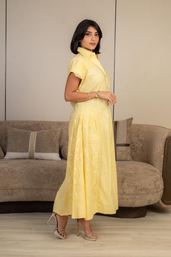 فستان طويل أصفر بتصميم قميص أنيق