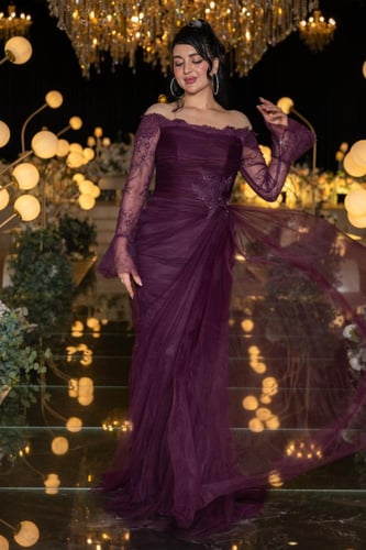 فستان سهرة خمري طويل بتصميم دانتيل فاخر وتنورة تول...