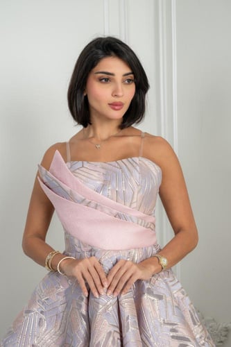 فستان وردي متدرج بتصميم ناعم وطبقات أنثوية