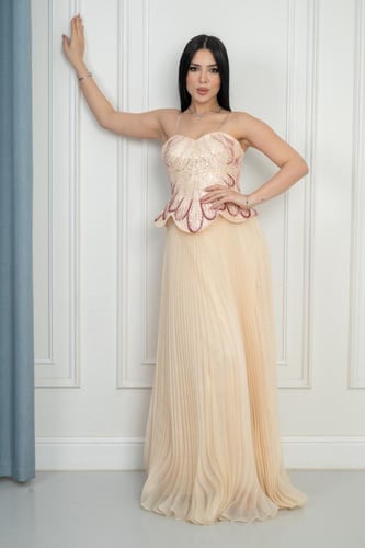 فستان سهرة بيج بتفاصيل مطرزة بالوردي وتنورة شيفون...