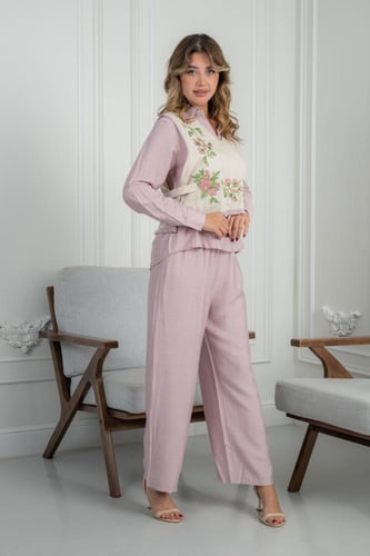 طقم نسائي بلون وردي ناعم مع تطريز زهري