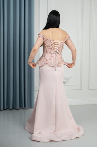 فستان سهرة وردي بتصميم ببلوم مطرز وأكتاف ساقطة