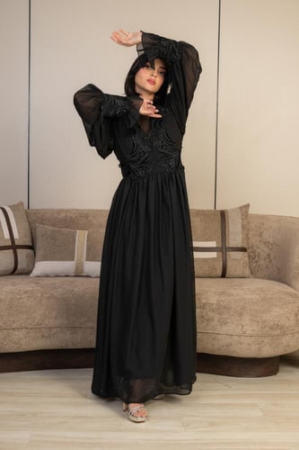 فستان سهرة أسود طويل بأكمام واسعة وتصميم فاخر