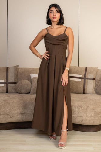 فستان سهرة ميدي بلون بني بتصميم أنثوي أنيق
