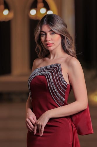 فستان سهرة أحمر ضيق بتفاصيل كريستالية
