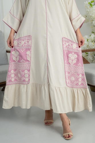 جلابية ناعمة بتفاصيل تراثية ولمسة عصرية