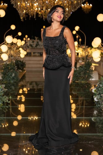 فستان سهرة أسود راقٍ بتفاصيل خرزية فاخرة وتصميم مت...