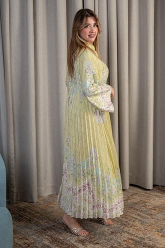 جلابية صفراء طويلة بنقشة ناعمة أنيقة