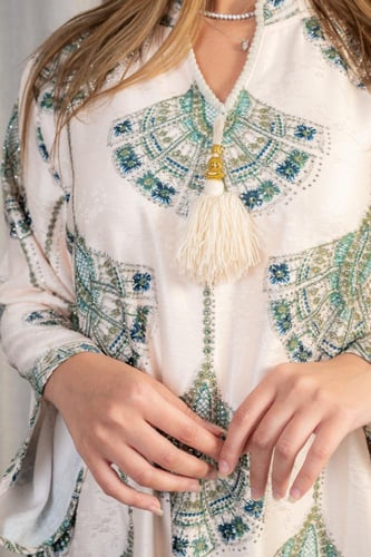 جلابية ناعمة بنقوش هندسية أنيقة بلون هادئ