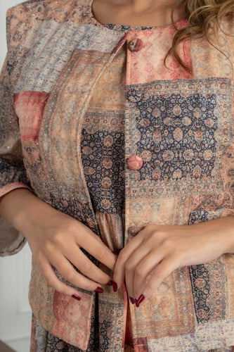 جلابية بنقشة مربعات فنية بألوان دافئة