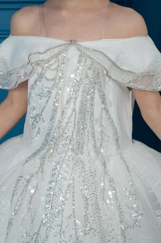 فستان بناتي أبيض منفوش بأكتاف ساقطة وتطريز لامع فا...