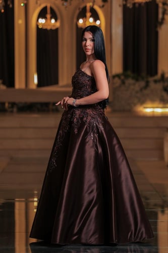 فستان لورا البني الجلاكسي المطرّز الفاخر