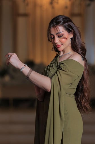 فستان سهرة زيتوني بكم منسدل بتصميم عصري راقٍ