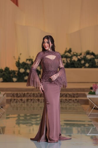 فستان سهرة لحمي غامق أنيق بأكمام مهدلة