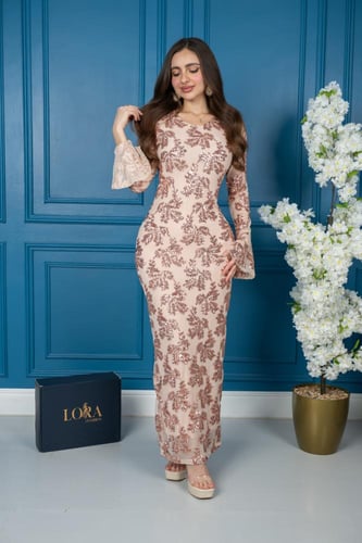 فستان سهرة ناعم مطرز بالكامل بلون روز جولد