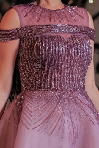 فستان سهرة بنفسجي بقصة أوف شولدر وتطريز فاخ