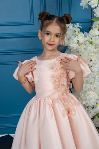 فستان بناتي وردي فاتح منفوش بتطريز ورود ثلاثية الأ...