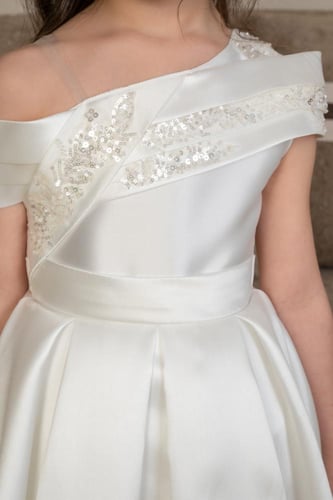 فستان بناتي أبيض أوف شولدر بتطريز ناعم وتنورة منفو...