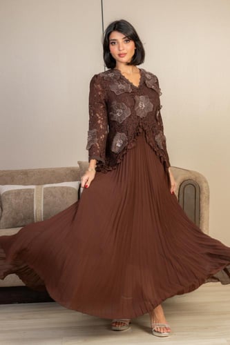 فستان سهرة بني بطبقات شيفون وتطريز وردي فاخر