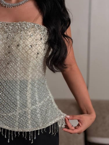 فستان سهرة أسود وأوف وايت بكورسيه مزخرف وقصة ميرمي...