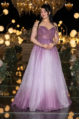 فستان سهرة بنفسجي متدرج بتصميم لامع وتنورة تول فاخ...
