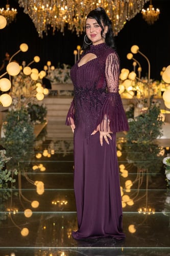 فستان سهرة عنابي بتطريز فاخر وأكمام واسعة شفافة