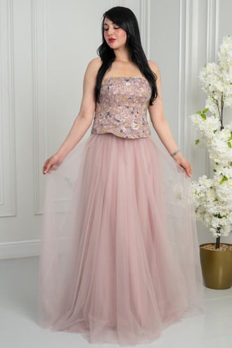 فستان سهرة وردي مطرز بتصميم تول منفوش