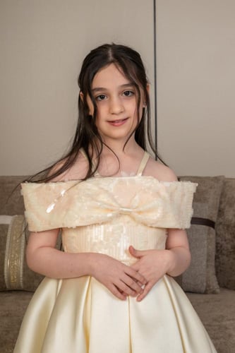 فستان بناتي ذهبي أوف شولدر بقصة ملكية